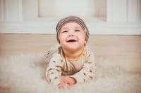 Bébé à 6 mois : mobilité et alimentation solide
