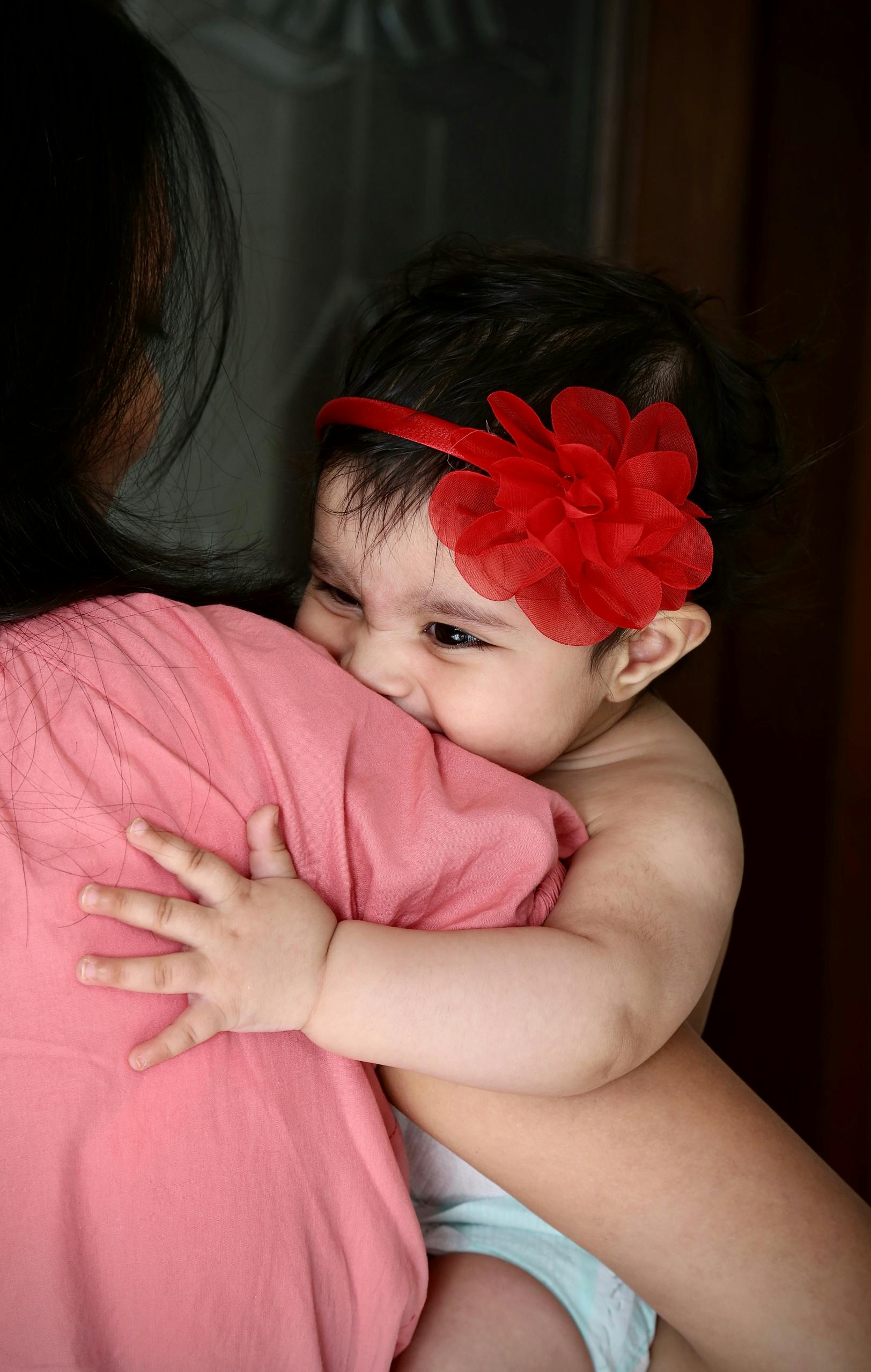 bebe a le hoquet dans les bras de sa maman