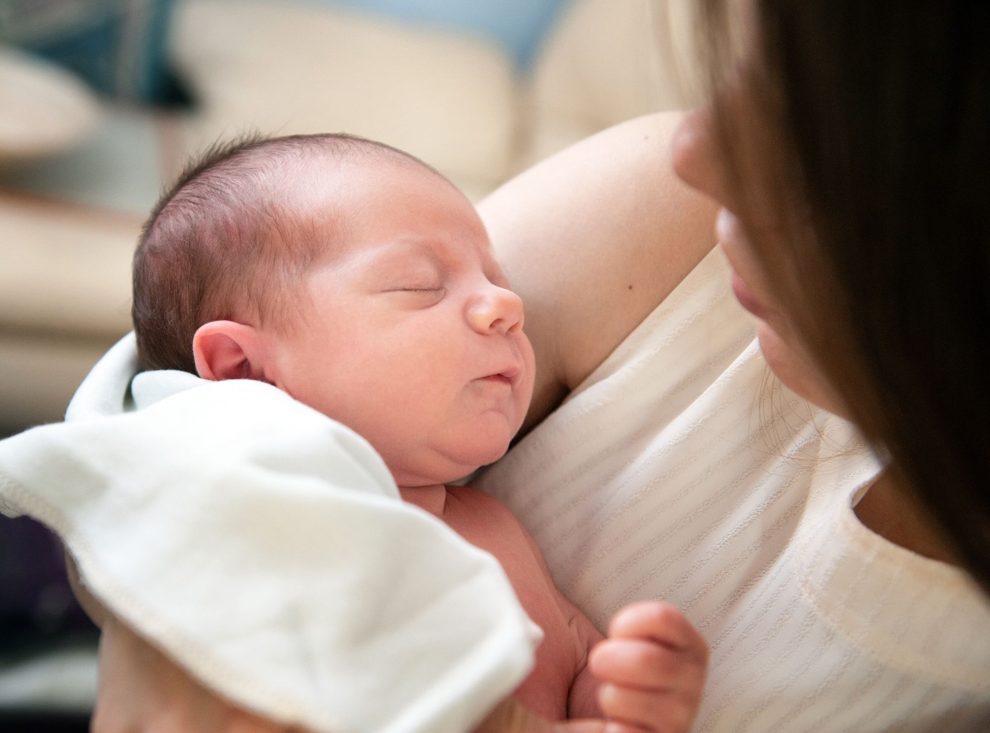 bebe-2-mois-dort-bras-maman