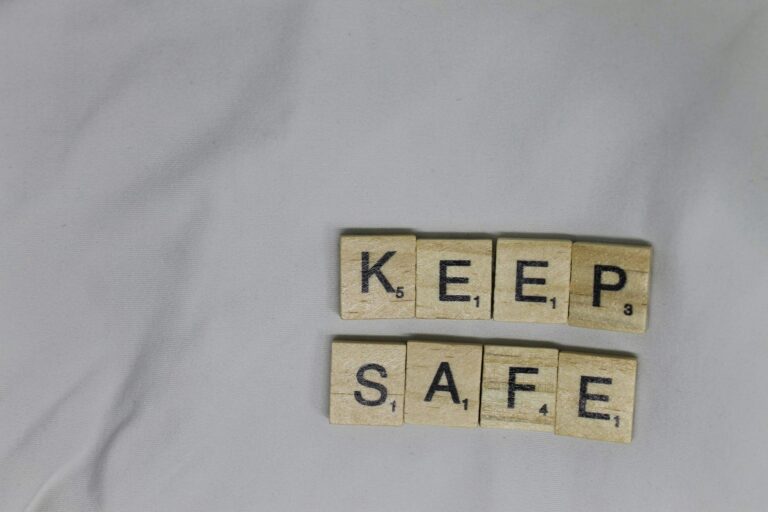 carre-bois-lettre-noire-keep-safe