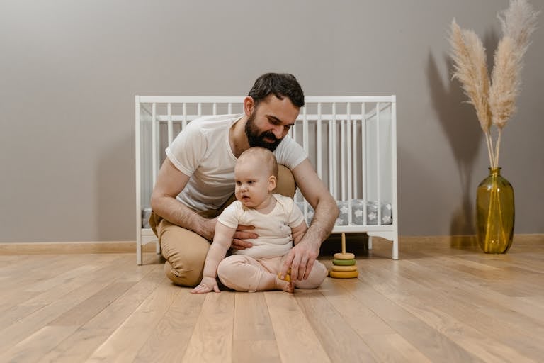 bebe-8-mois-position-assise-avec-son-papa