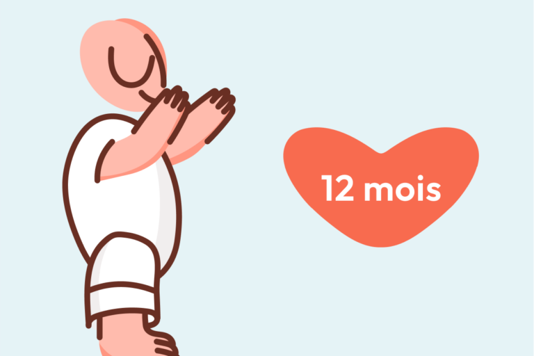 Bébé 12 mois debout sur ses jambes en train de tendre les bras, illustration Malo