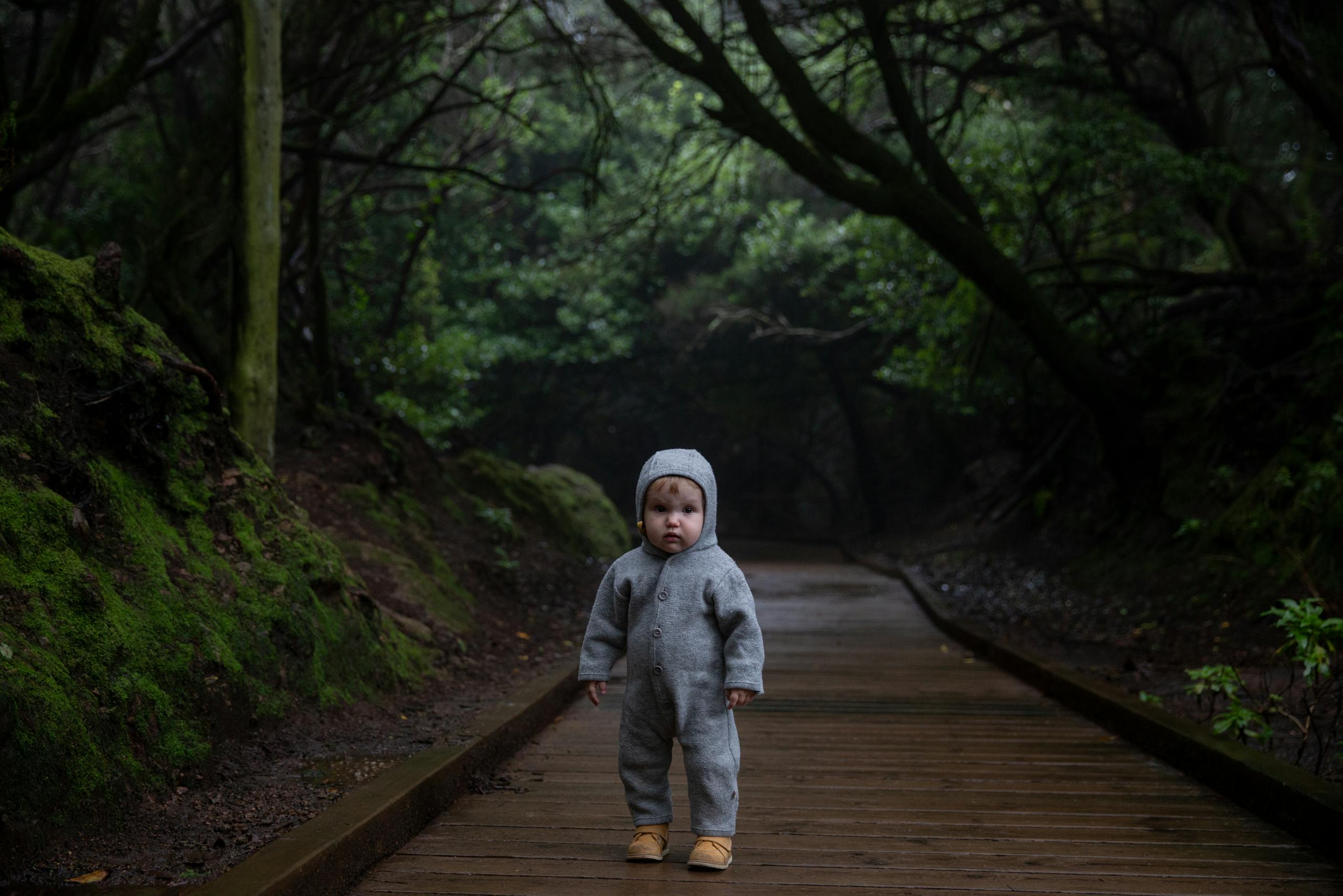 Bébé tout seul dans la foret à peur de l'abandon