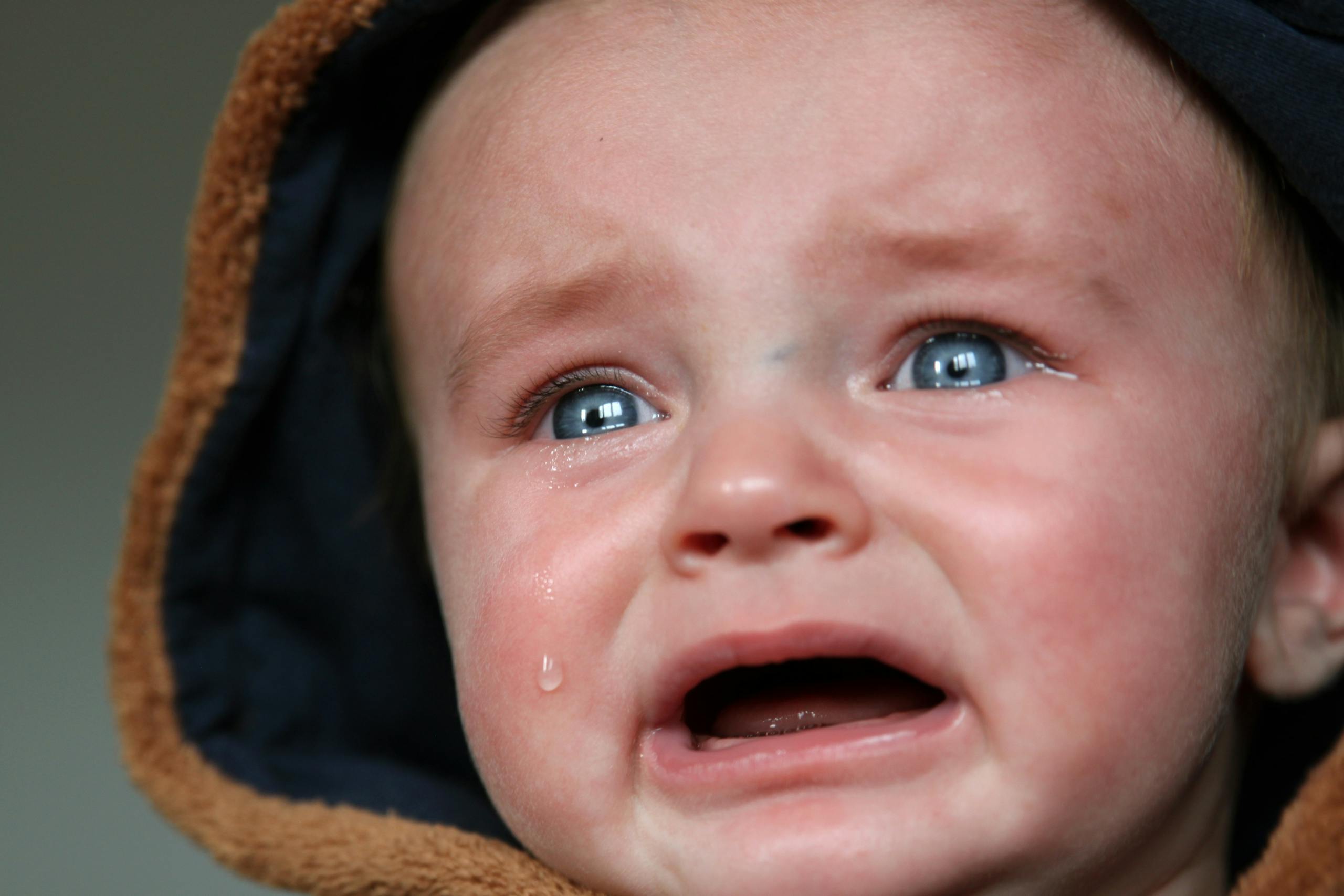 pleurs-de-bebe-gros-plan-visage