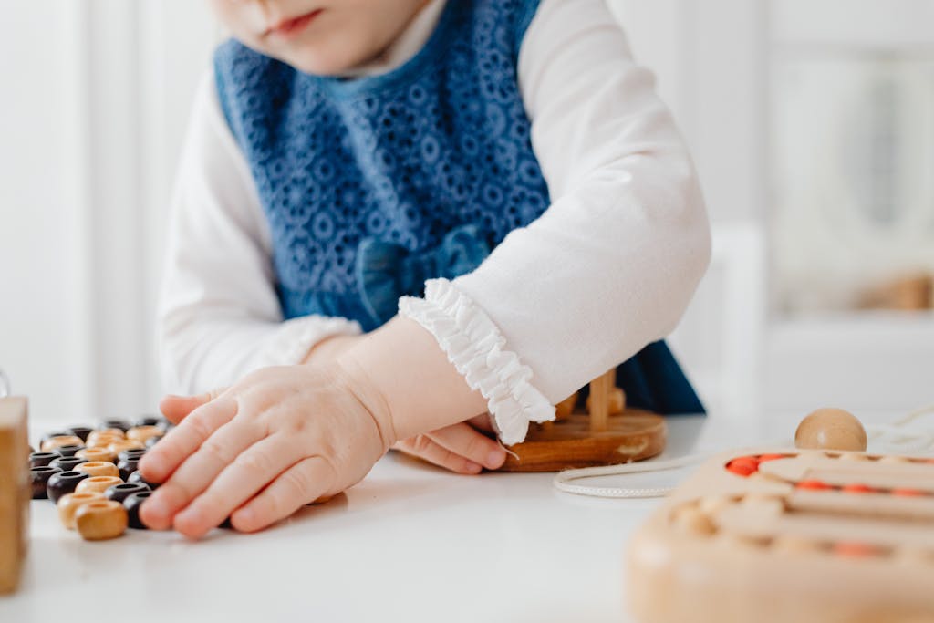 enfant-4-ans-joue-jeux-creatif-stimuler-coordination-œil-main