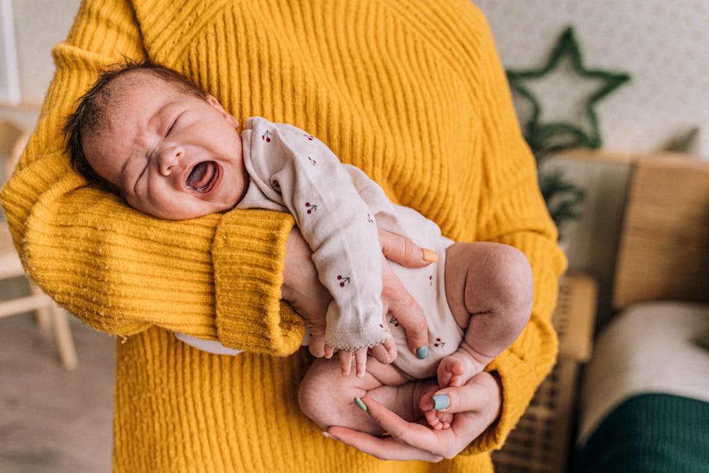 pleurs-de-bebe-dans-bras-de-maman