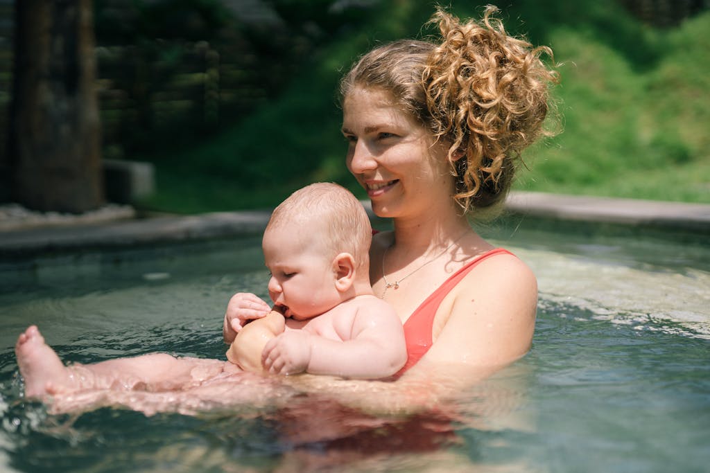 bébé-immergé-dans-l'eau-bougeant-jambe-avec-réflexe-de-nage