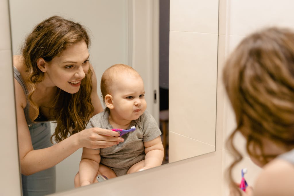 maman-et-son-bebe-se-regardent-dans-un-miroir