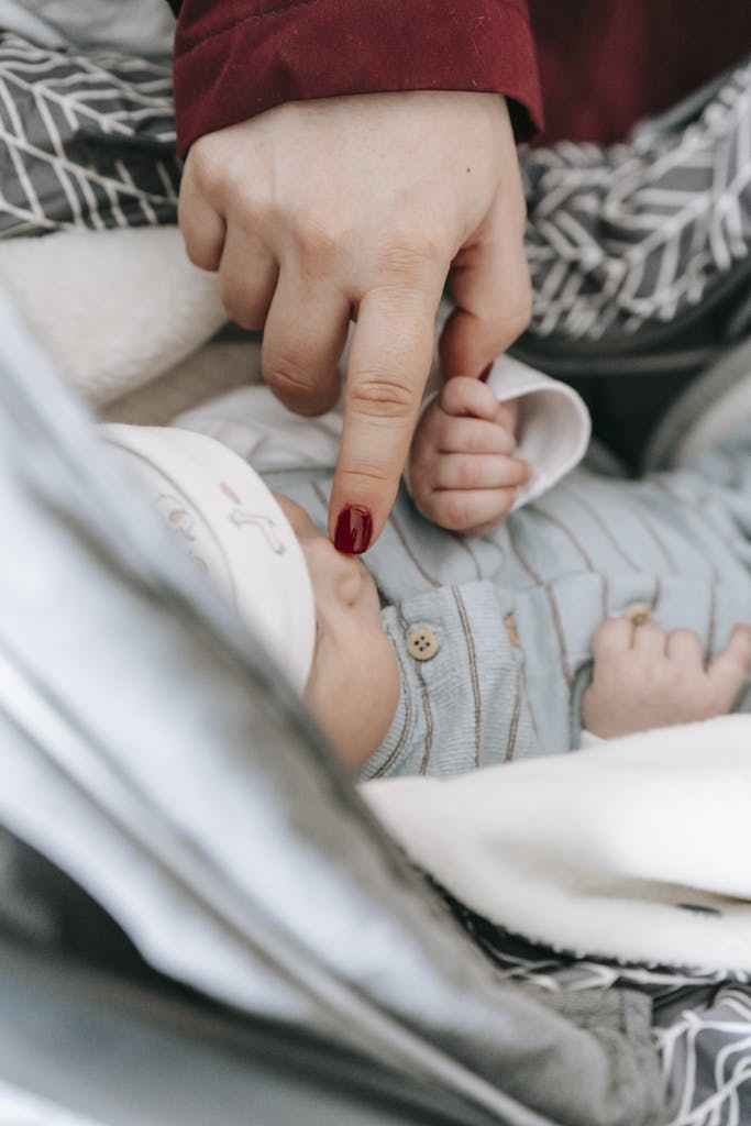 maman-touche-nez-bébé-pour-évaluer-le-réflexe-des-points-cardinaux